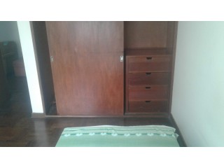 Alquilo dormitorio 2do piso. Surco