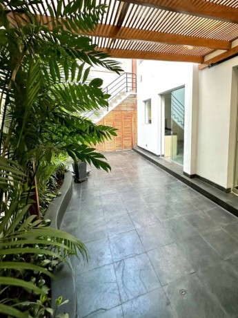 vendo-de-hermosa-y-moderna-casa-con-acabados-a1-en-san-antonio-miraflores-big-0